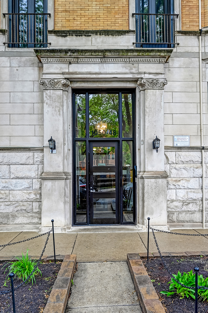 Property Photo: 1050 W Buena Avenue 1A IL 60613