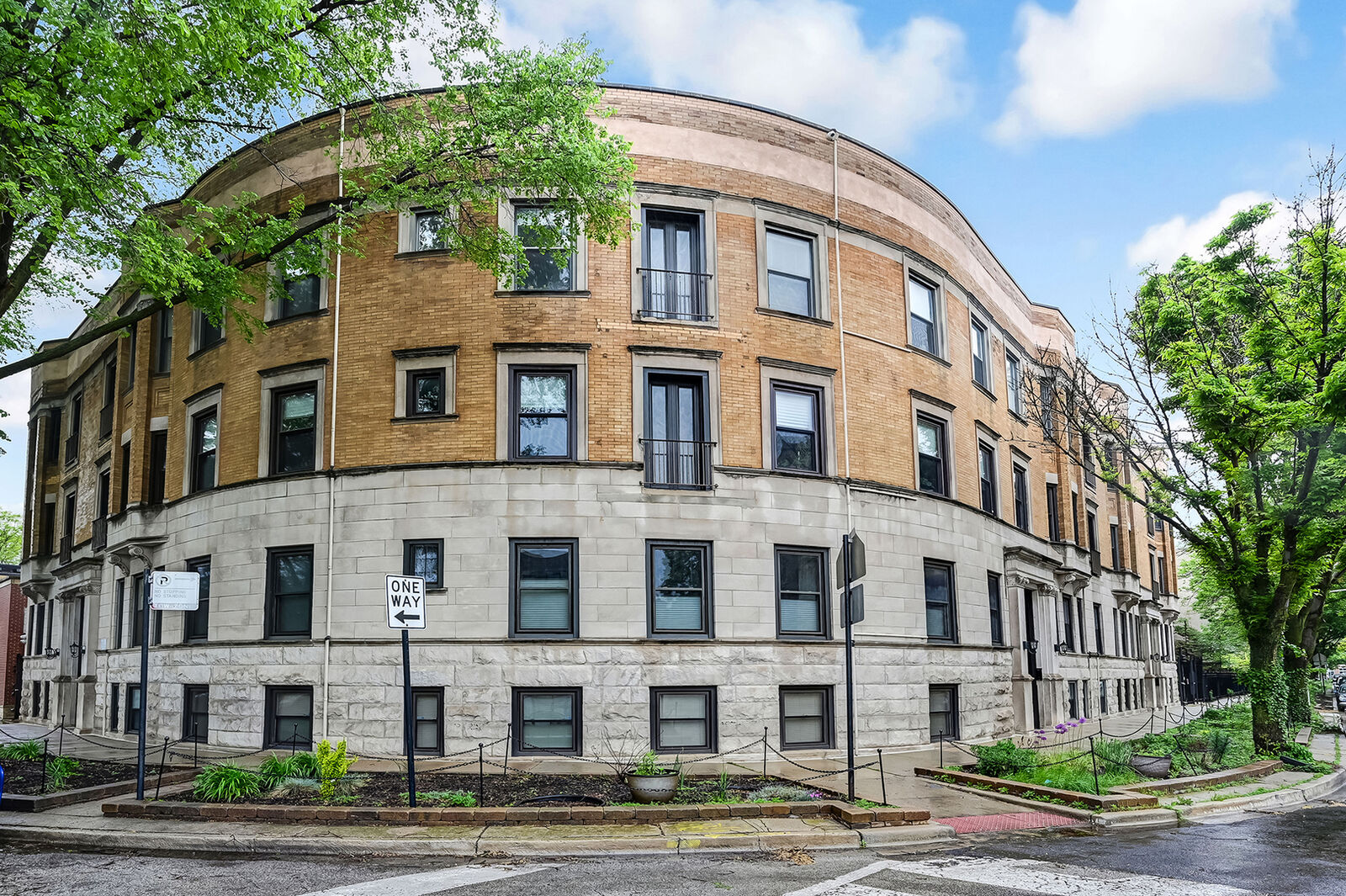 Property Photo: 1050 W Buena Avenue 1A IL 60613