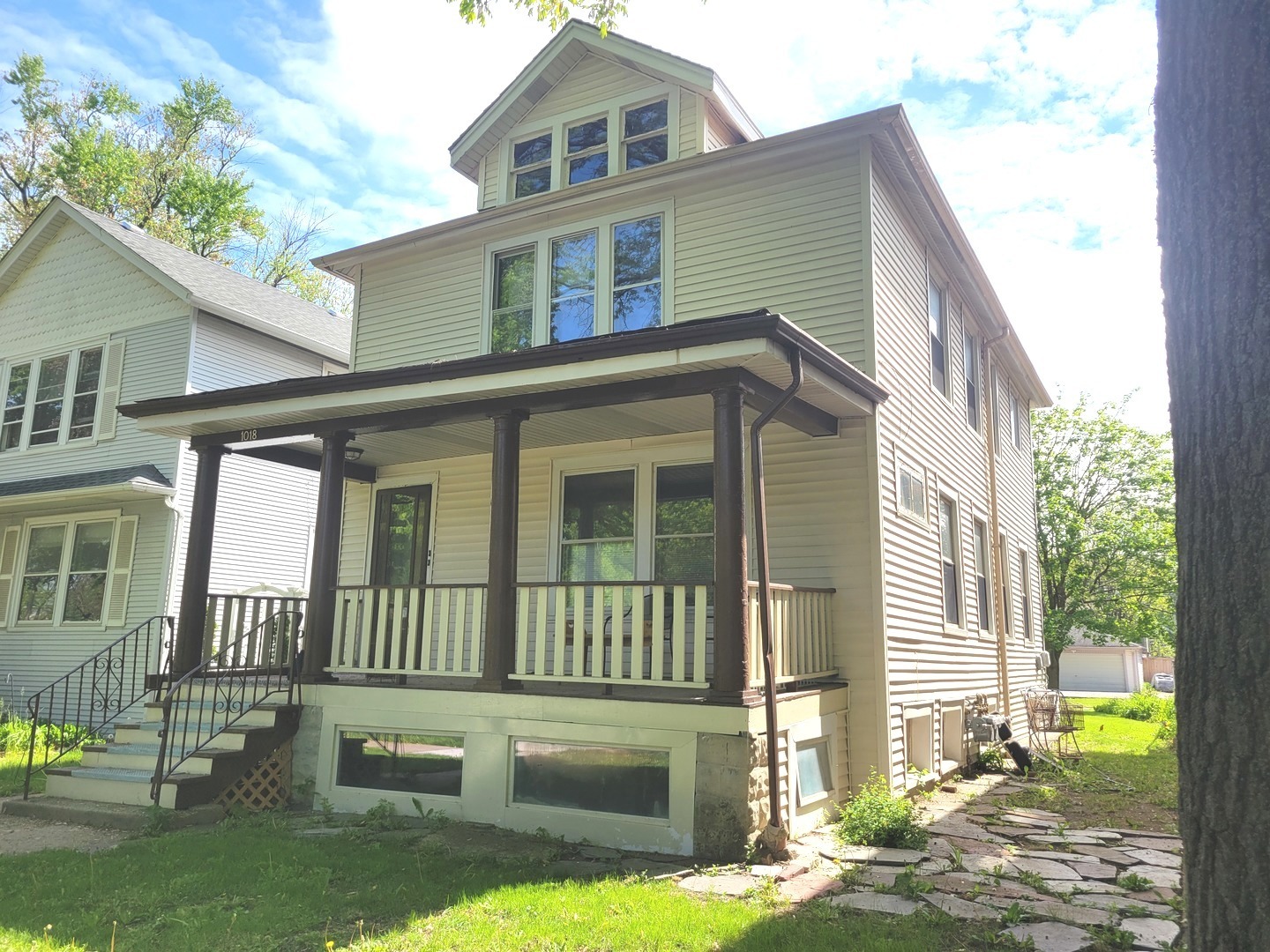 Property Photo: 1018 S Maple Avenue 1 IL 60304