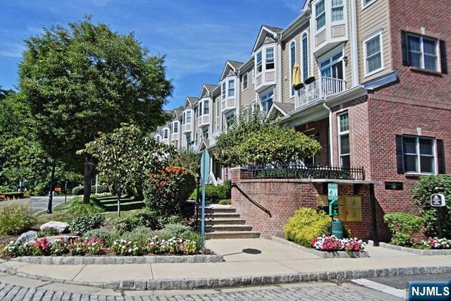 Property Photo:  403 Kingston Court  NJ 07093 