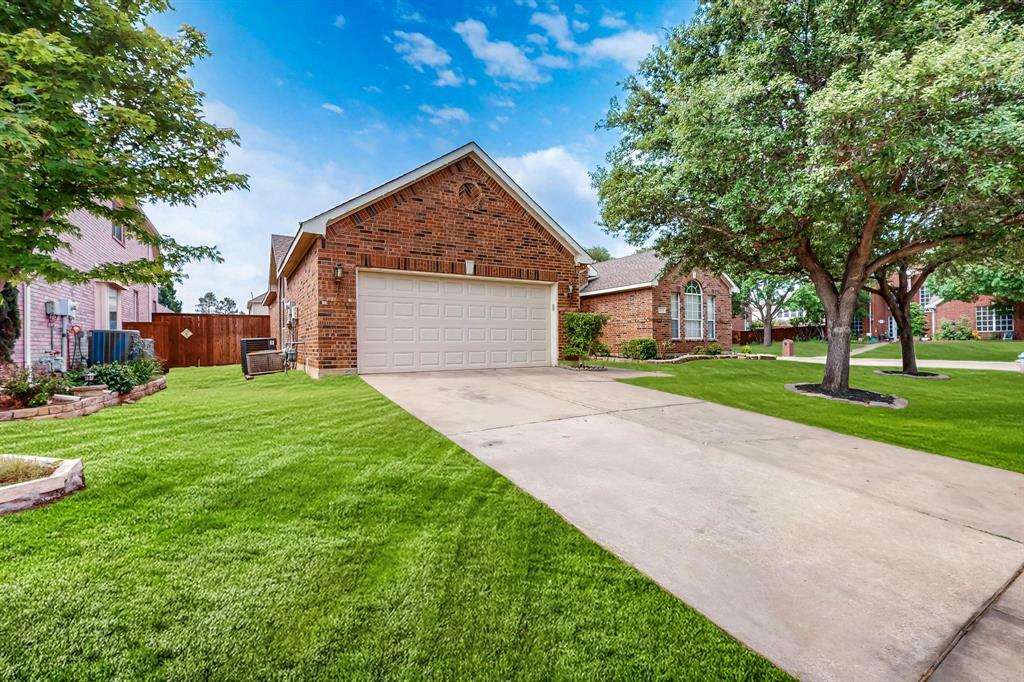 Property Photo: 1221 Old Oak Trail TX 75028