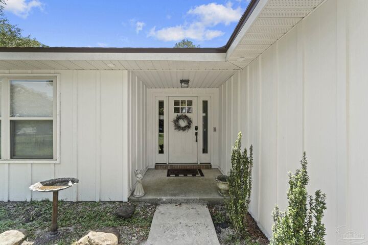 Property Photo:  2121 Oakstream Ave  FL 32526