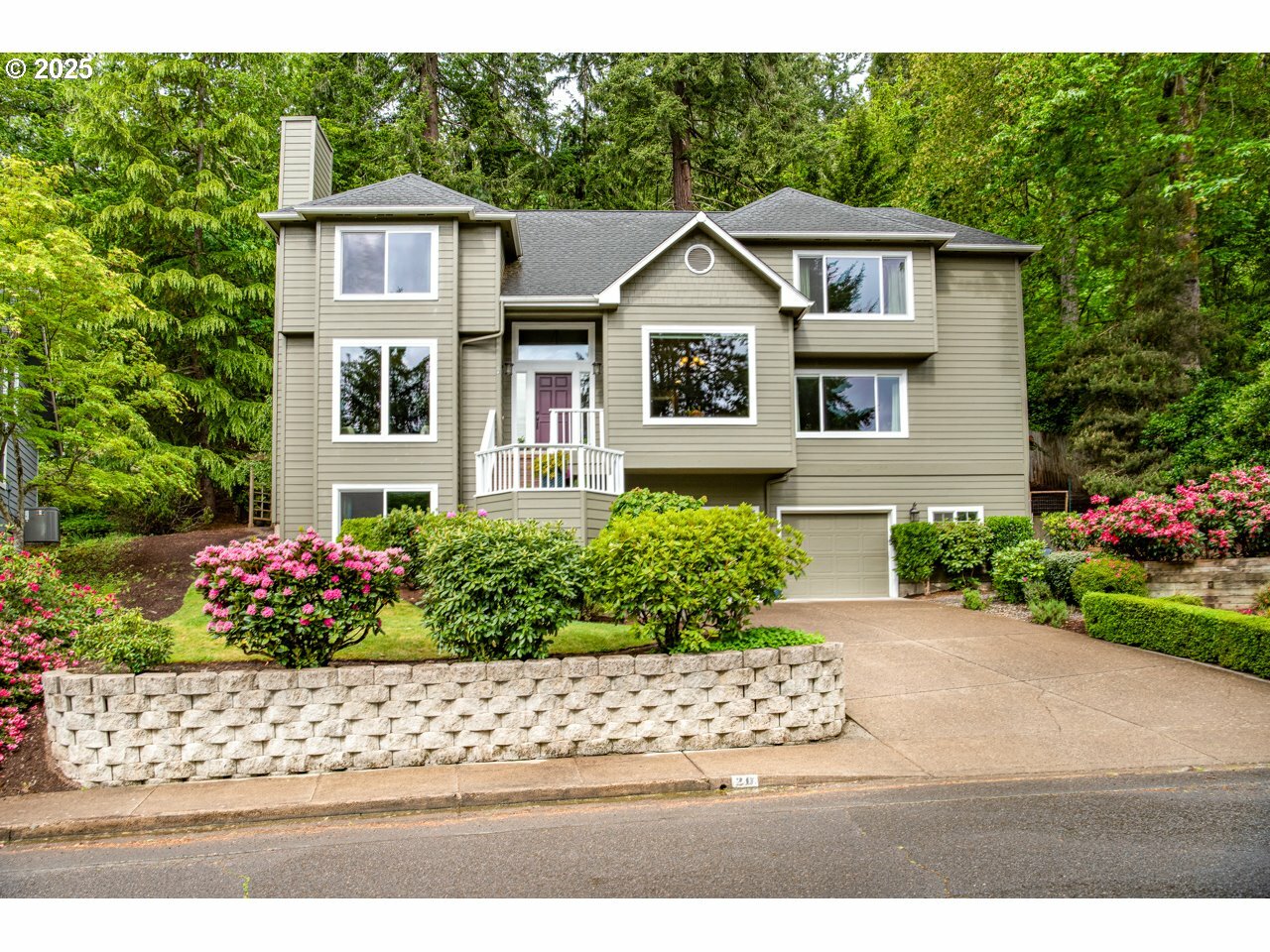Property Photo: 20 Marlboro Ln OR 97405