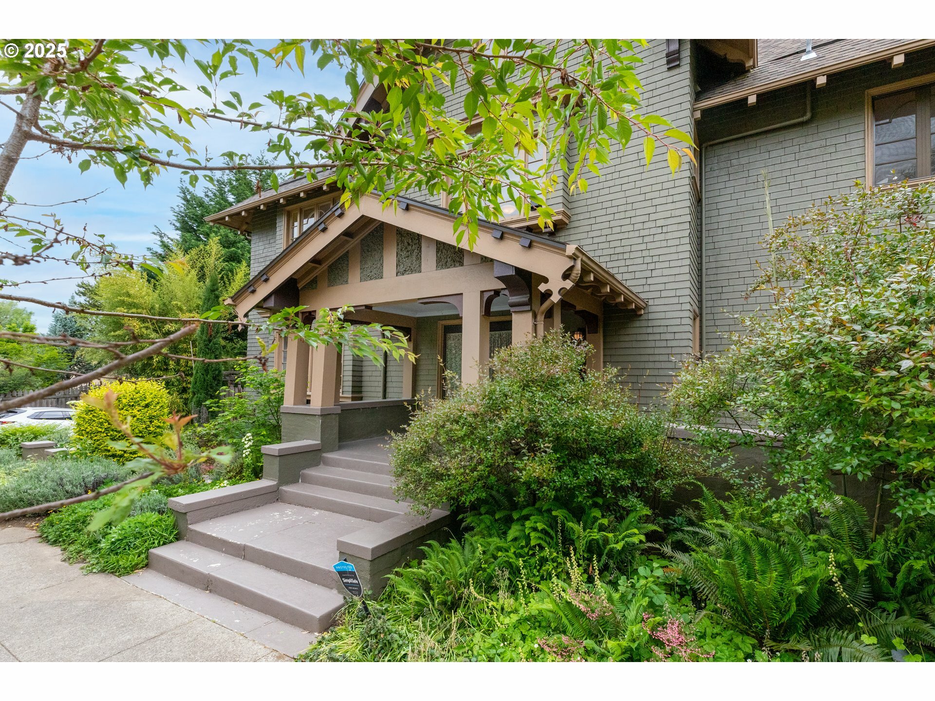 Property Photo: 908 NW 25th Ave OR 97210