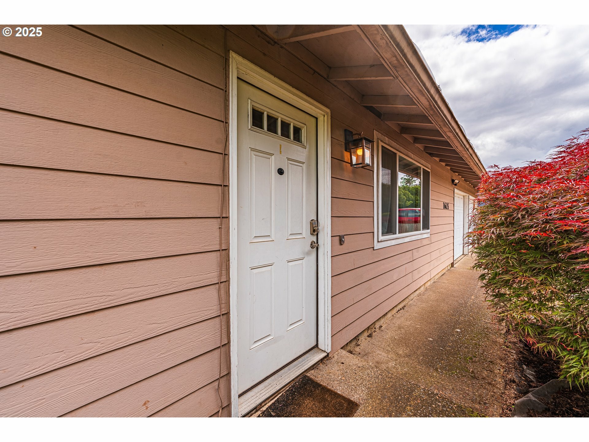 Property Photo: 1635 S Bertelsen Rd OR 97402