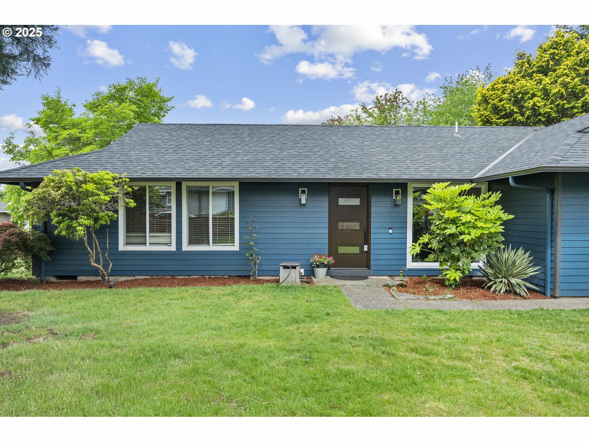Property Photo:  1245 SE 211th Ave  OR 97030 