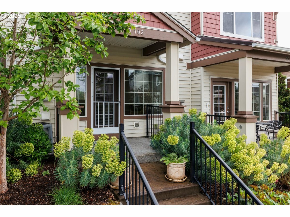 Property Photo: 390 NW 116th Ave 102 OR 97229