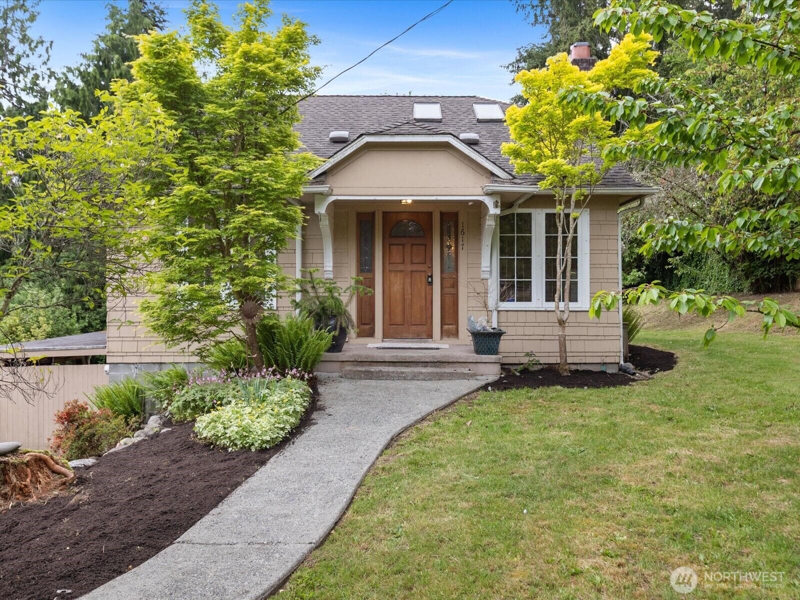 Property Photo:  1617 N 167th Street  WA 98133 