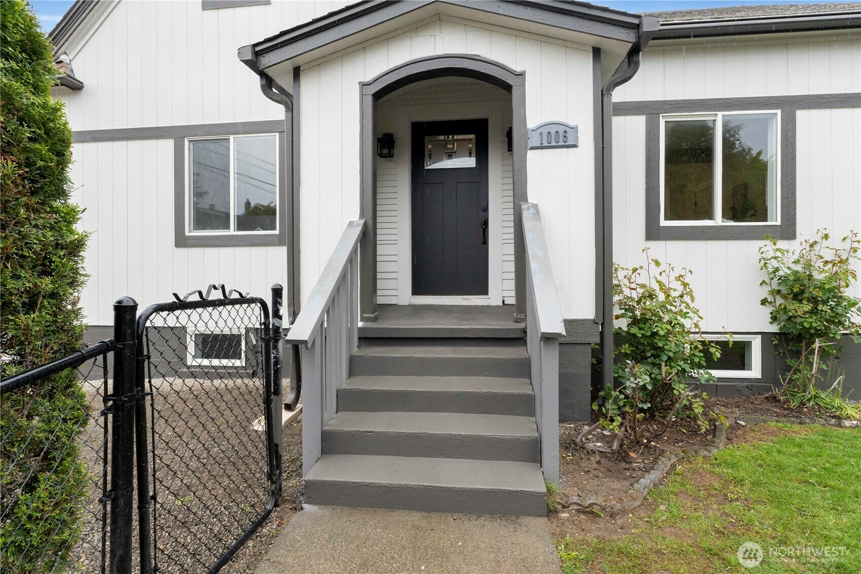 Property Photo: 1006 S Cedar WA 98405