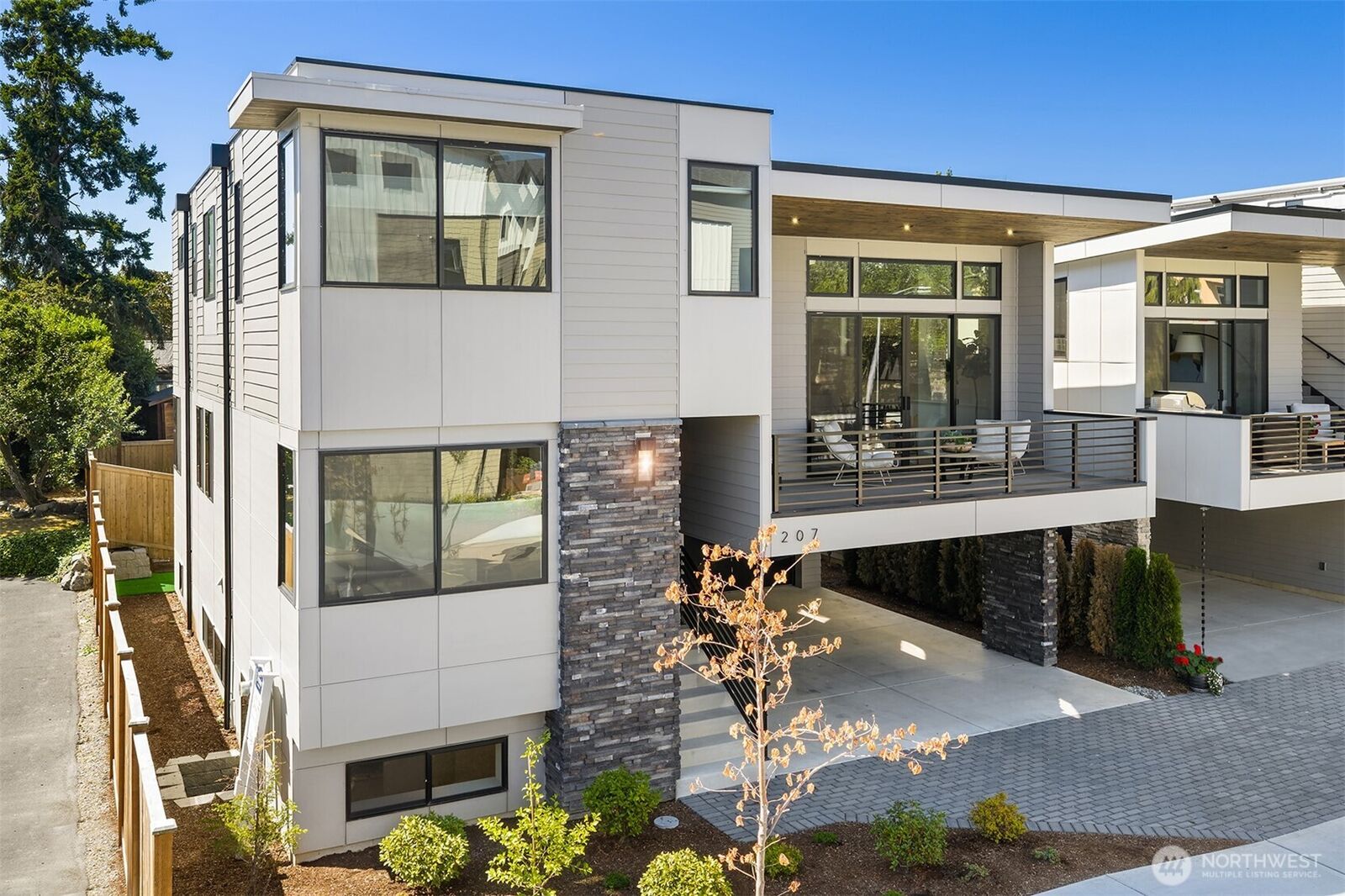 Property Photo:  207  2nd Avenue S  WA 98033 