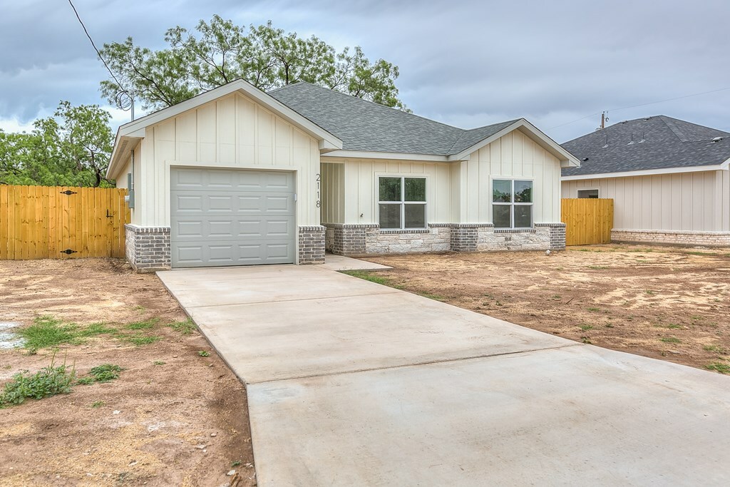 Property Photo: 2118 Deaton St TX 76903