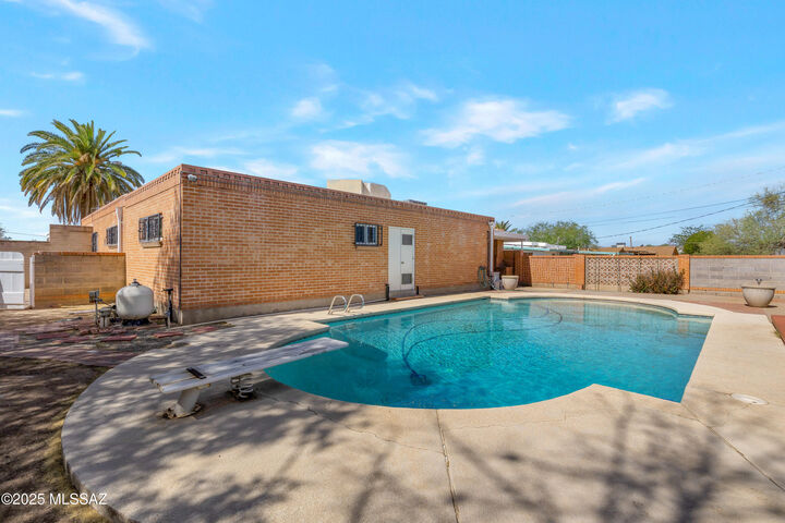 Property Photo: 1047 E Hedrick Drive AZ 85719