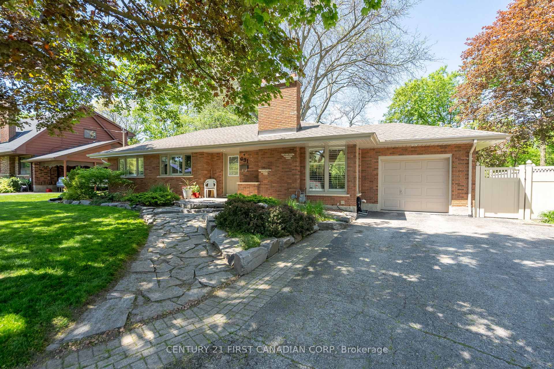 Property Photo: 631 Oakridge Drive E ON N6H 3G3