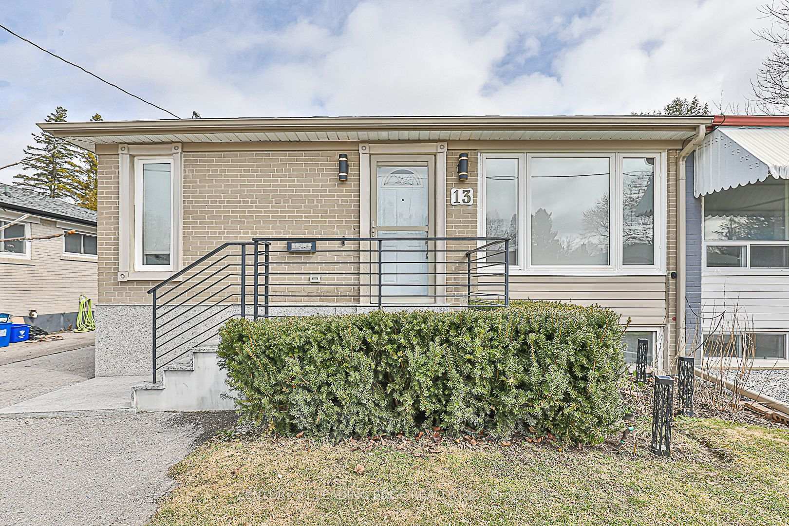 Photo de la propriété: 13 Richardson Drive ON L4G 1Y9