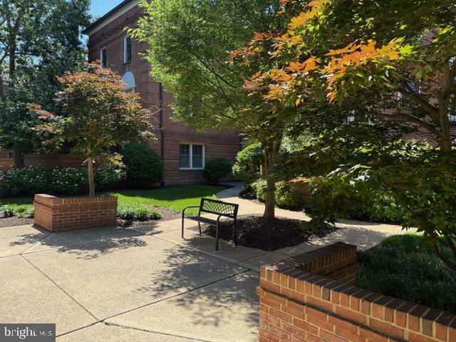 Property Photo: 1107 N Pitt Street 1B VA 22314
