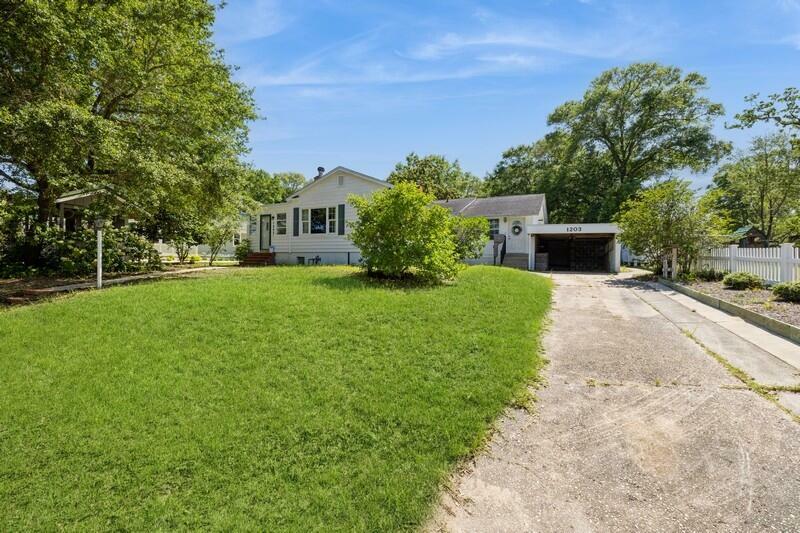 Property Photo: 1203 N Bayshore Drive FL 32580