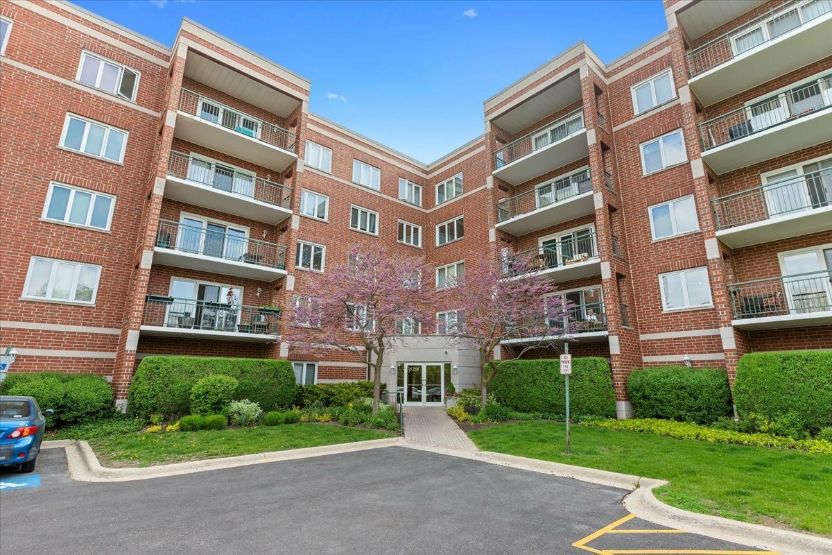 Property Photo:  5255 N Riversedge Terrace 206  IL 60630 
