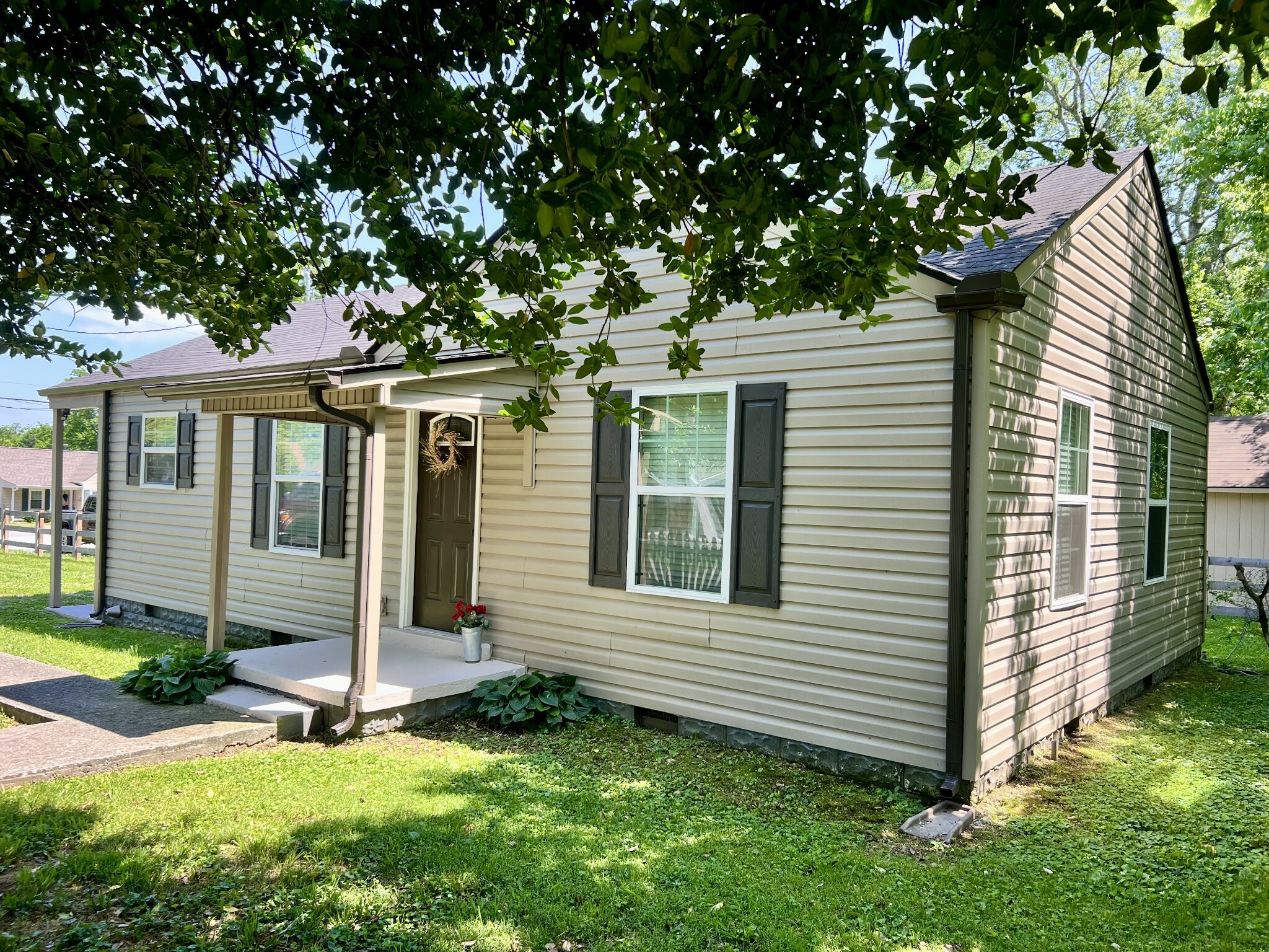 Property Photo: 202 Maplewood Dr TN 37160