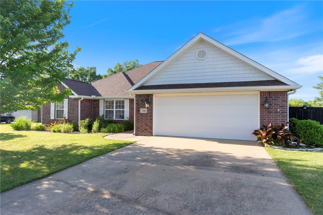 Property Photo:  708 Carter Court  AR 72761 