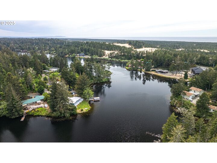 Property Photo: 70214 Lakewood Rd OR 97459