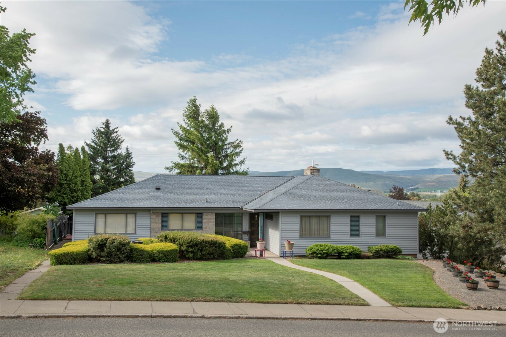 Property Photo: 906 E 3rd Avenue WA 98926