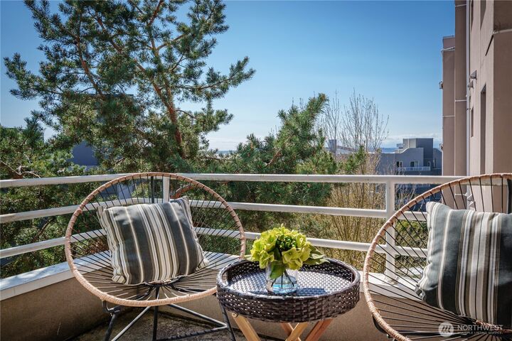 Property Photo: 622 6th Avenue W 502 WA 98119