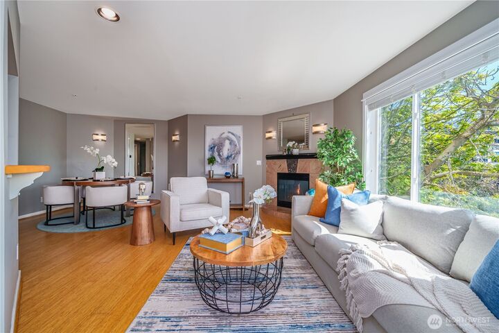 Property Photo:  622  6th Avenue W 502  WA 98119