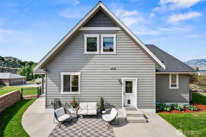 Property Photo: 719 19th Street NE WA 98802