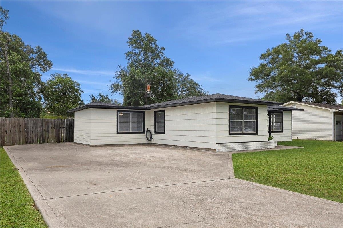 Property Photo: 253 Hampton Lane TX 77707