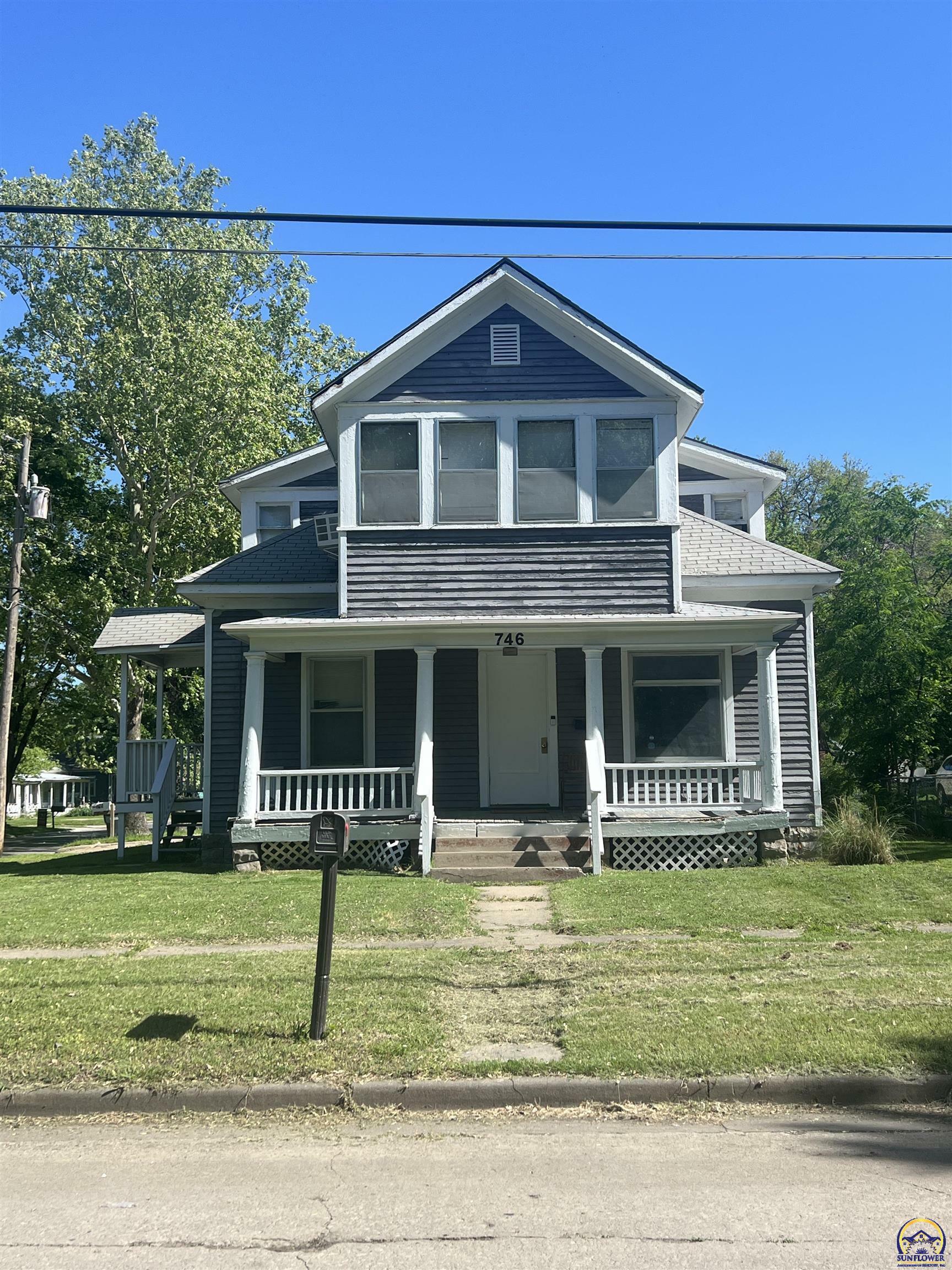 Property Photo: 746 W 7th Ave KS 66801