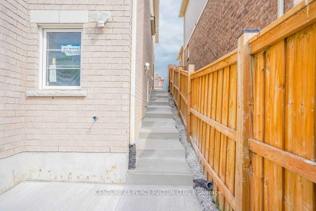 Photo de la propriété: 1040 Foxtail Crescent Bsmt ON L1X 0E7