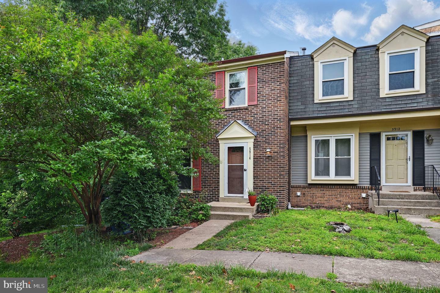 Property Photo: 5914 Grisby House Ct VA 20120