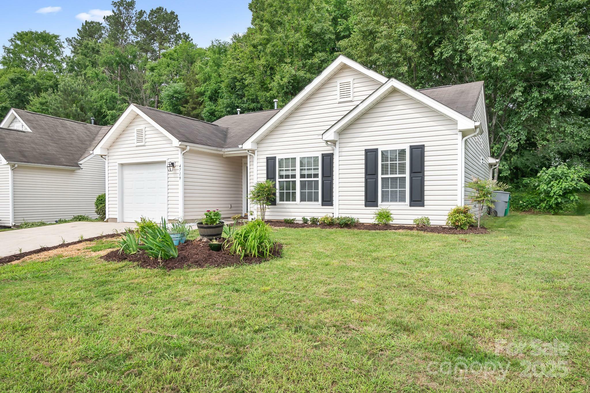 Property Photo: 4719 Sahalee Lane NC 28216