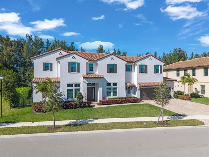 Property Photo: 9015 W Parkland Bay Trl FL 33076