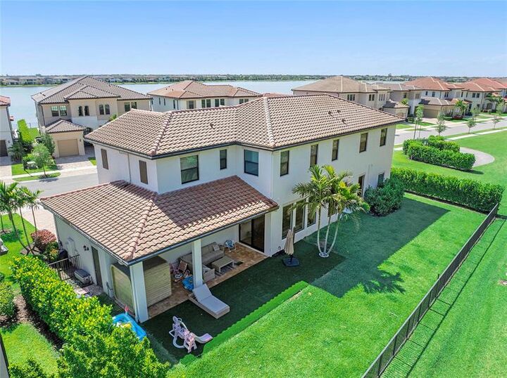 Property Photo: 9015 W Parkland Bay Trl FL 33076