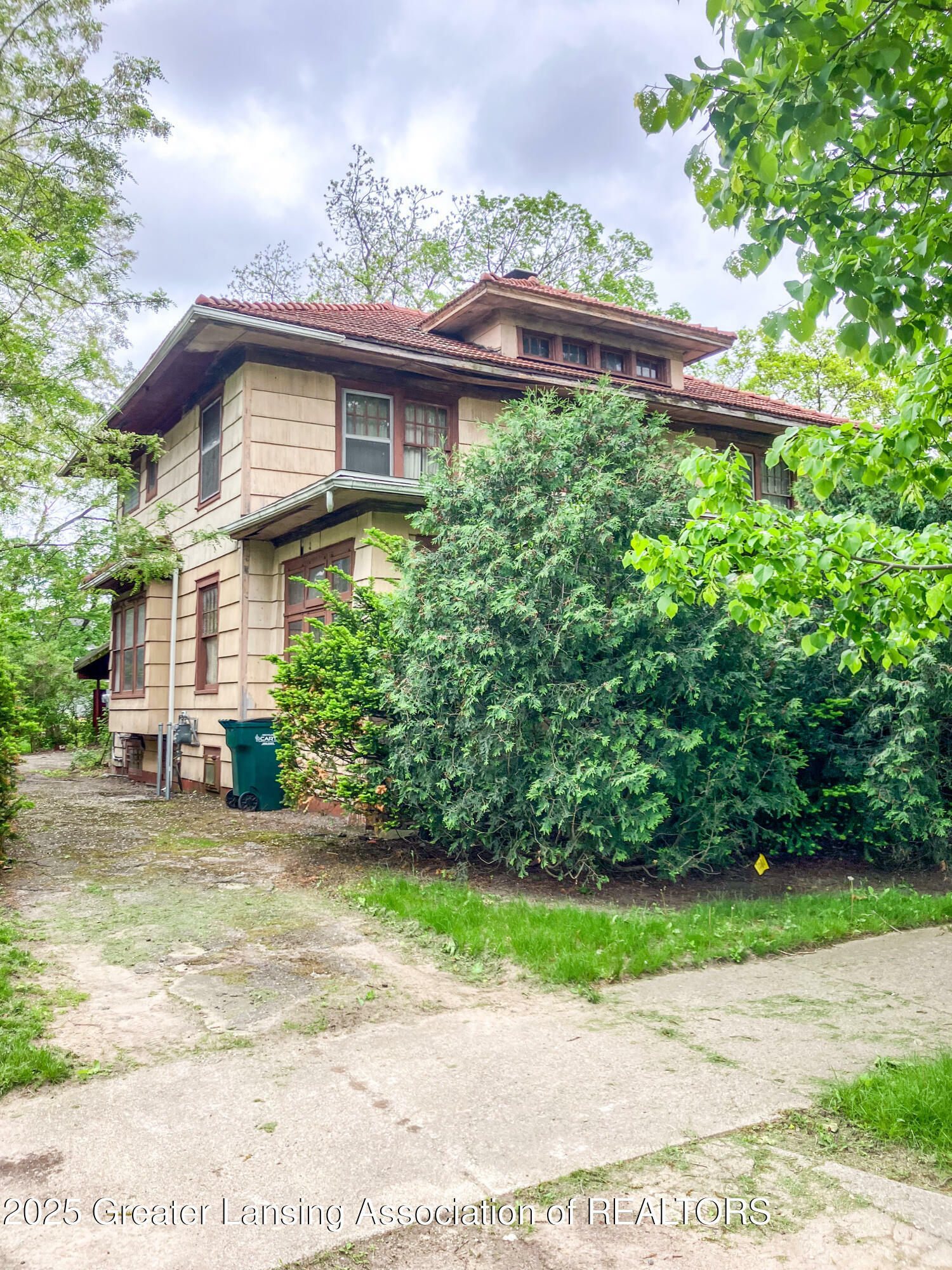 Property Photo: 908 N Capitol Avenue MI 48906
