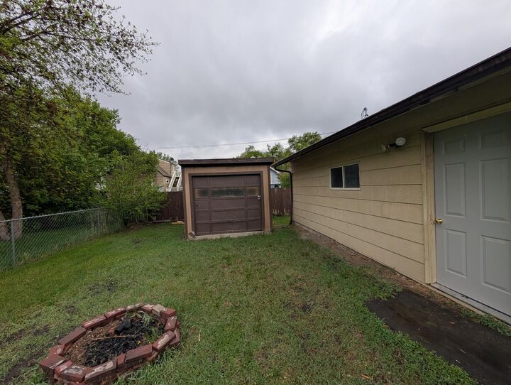 Property Photo:  807 NW 8th Street  ND 58703-2241 