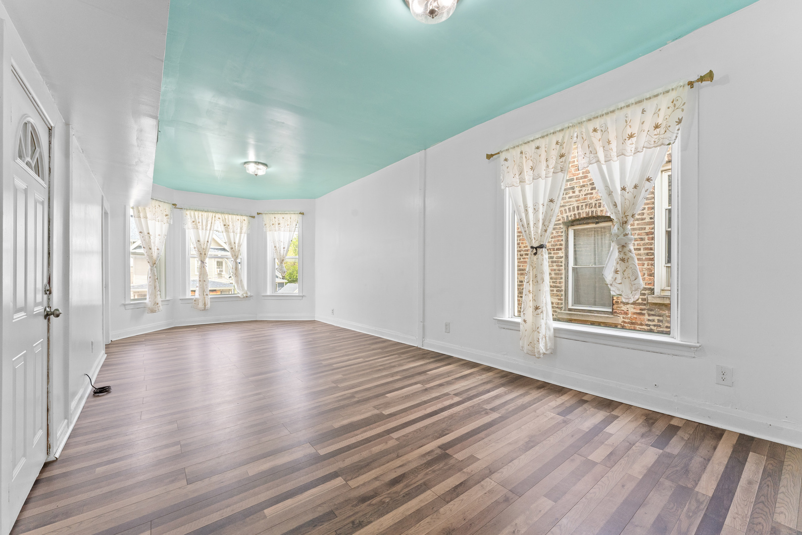 Property Photo: 4947 W Huron Street IL 60644