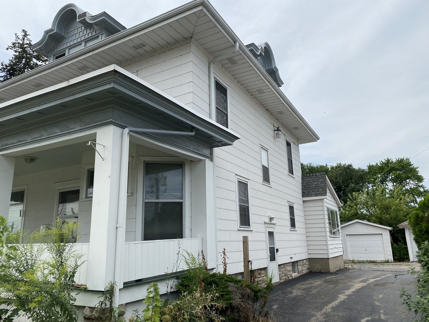 Property Photo: 214 Gale Street IL 60506