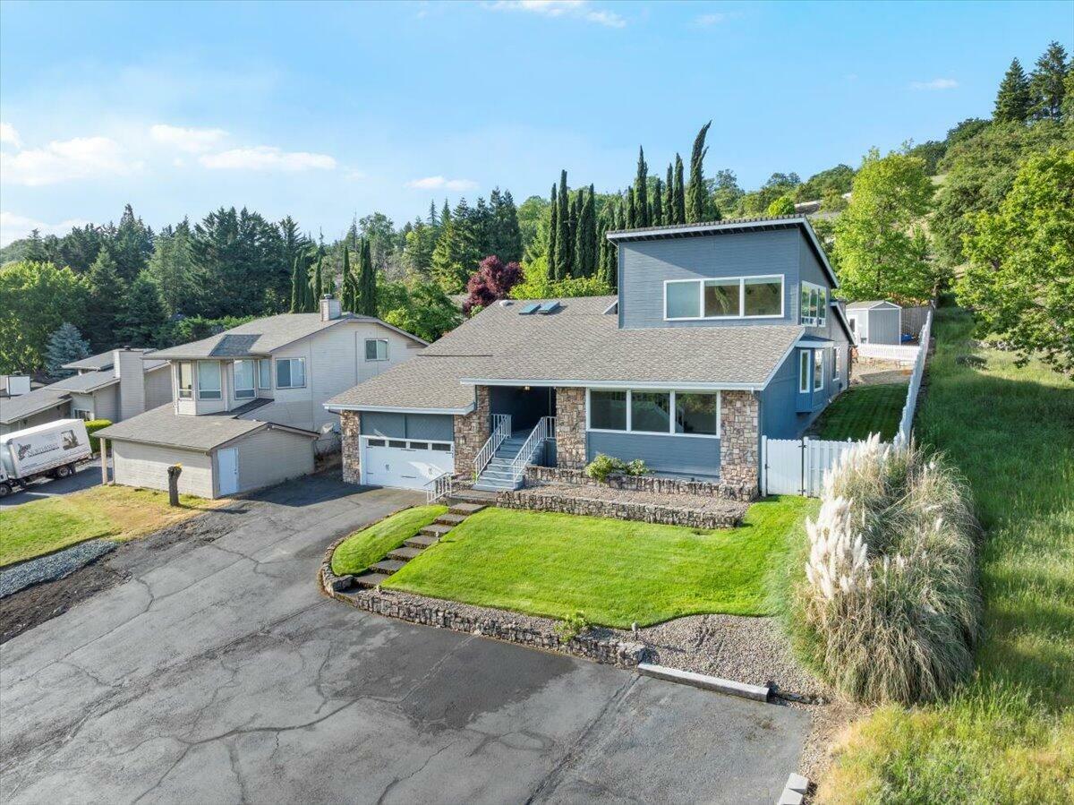 Property Photo: 4400 Hillcrest Road OR 97504