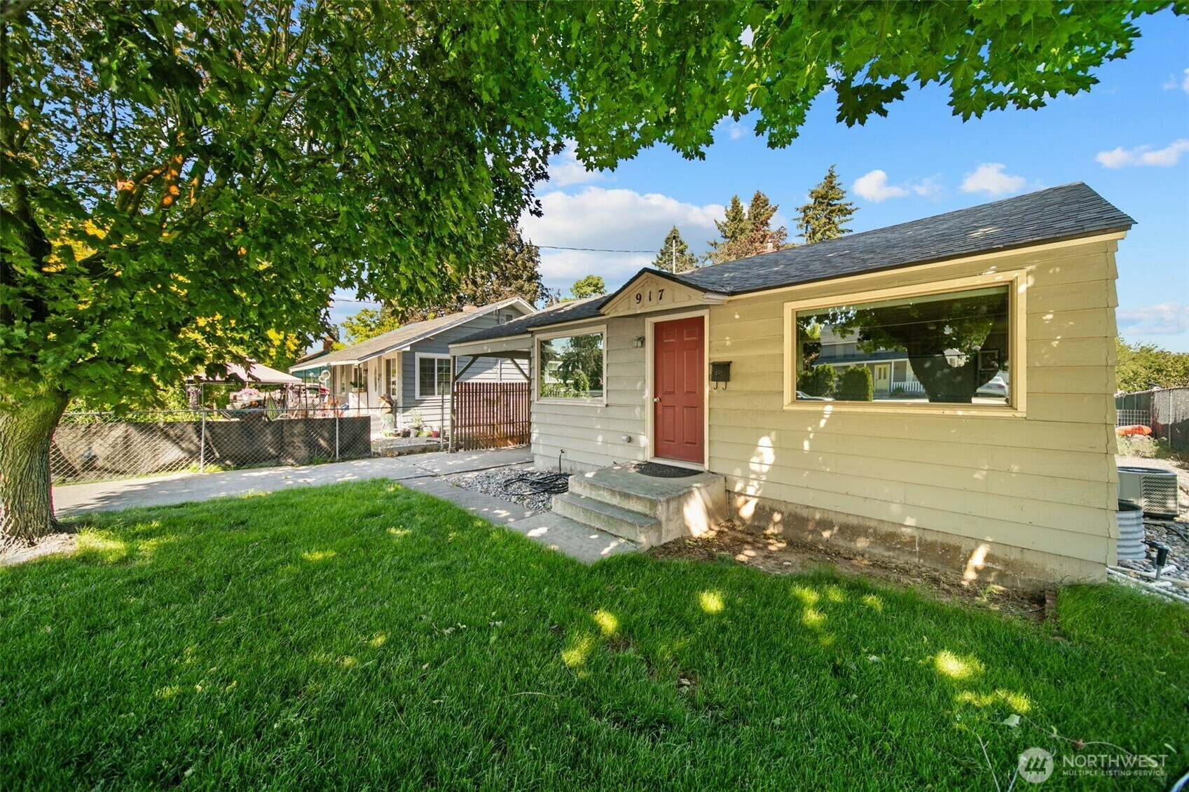 Property Photo: 917 Princeton Avenue N WA 98801