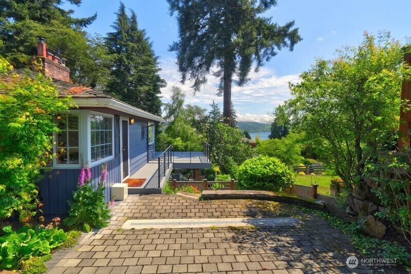 Property Photo: 16524 37th Avenue NE WA 98155