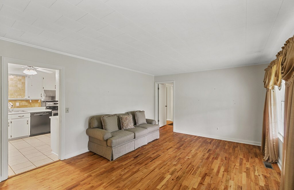 Property Photo: 1865 E Cottonwood Road AL 36301