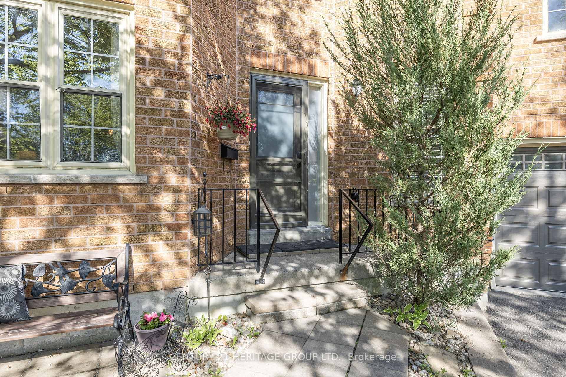 Property Photo: 108 Ashley Place 44 ON L4G 6H5