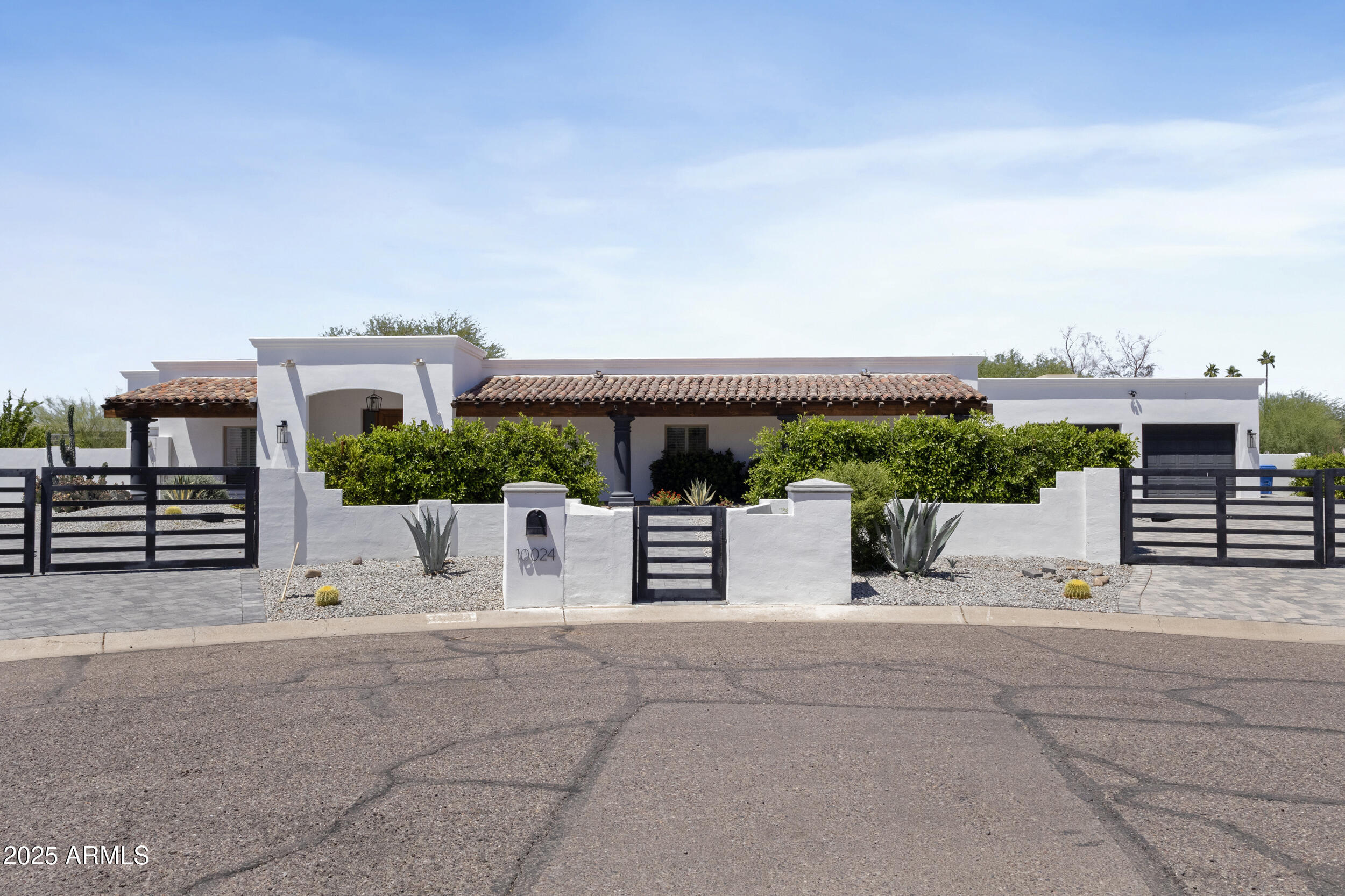 Property Photo: 10024 N 61st Place AZ 85253