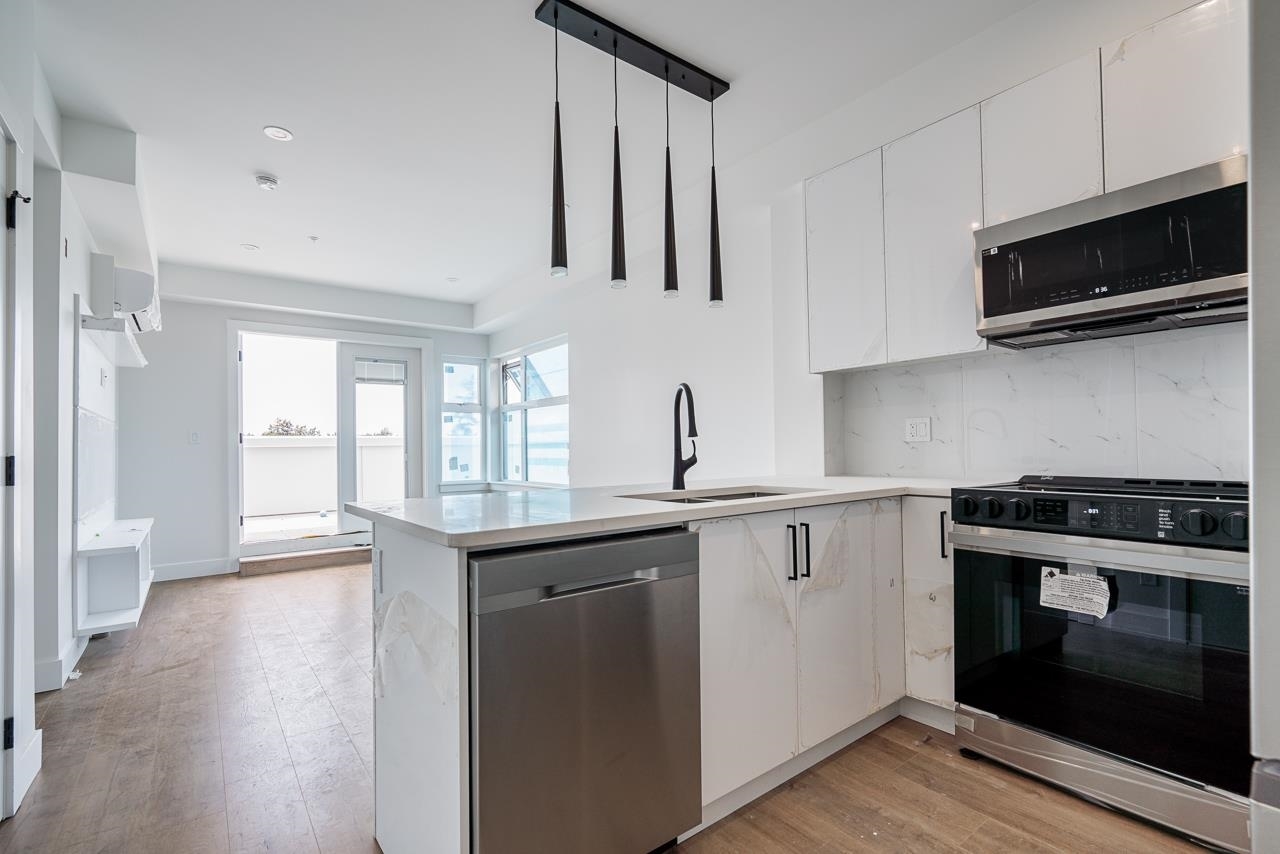 Property Photo: 185 175A Street 502 BC V0V 0V0