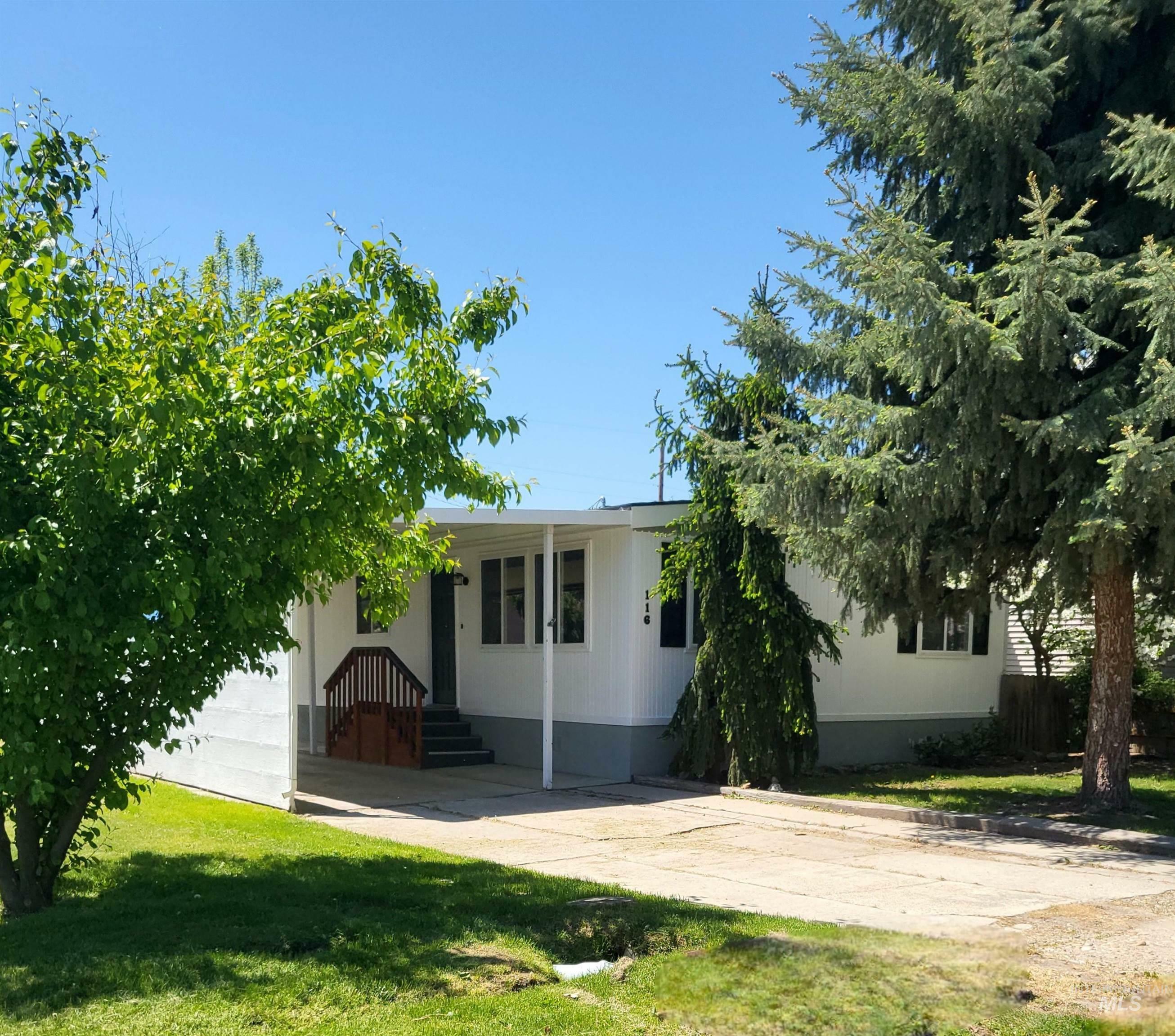 Property Photo: 116 E 2nd St. ID 83644