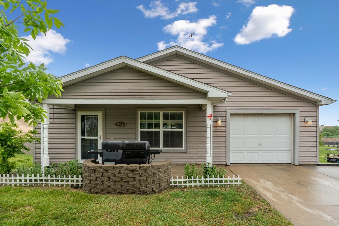 Property Photo: 912 North St IA 52361