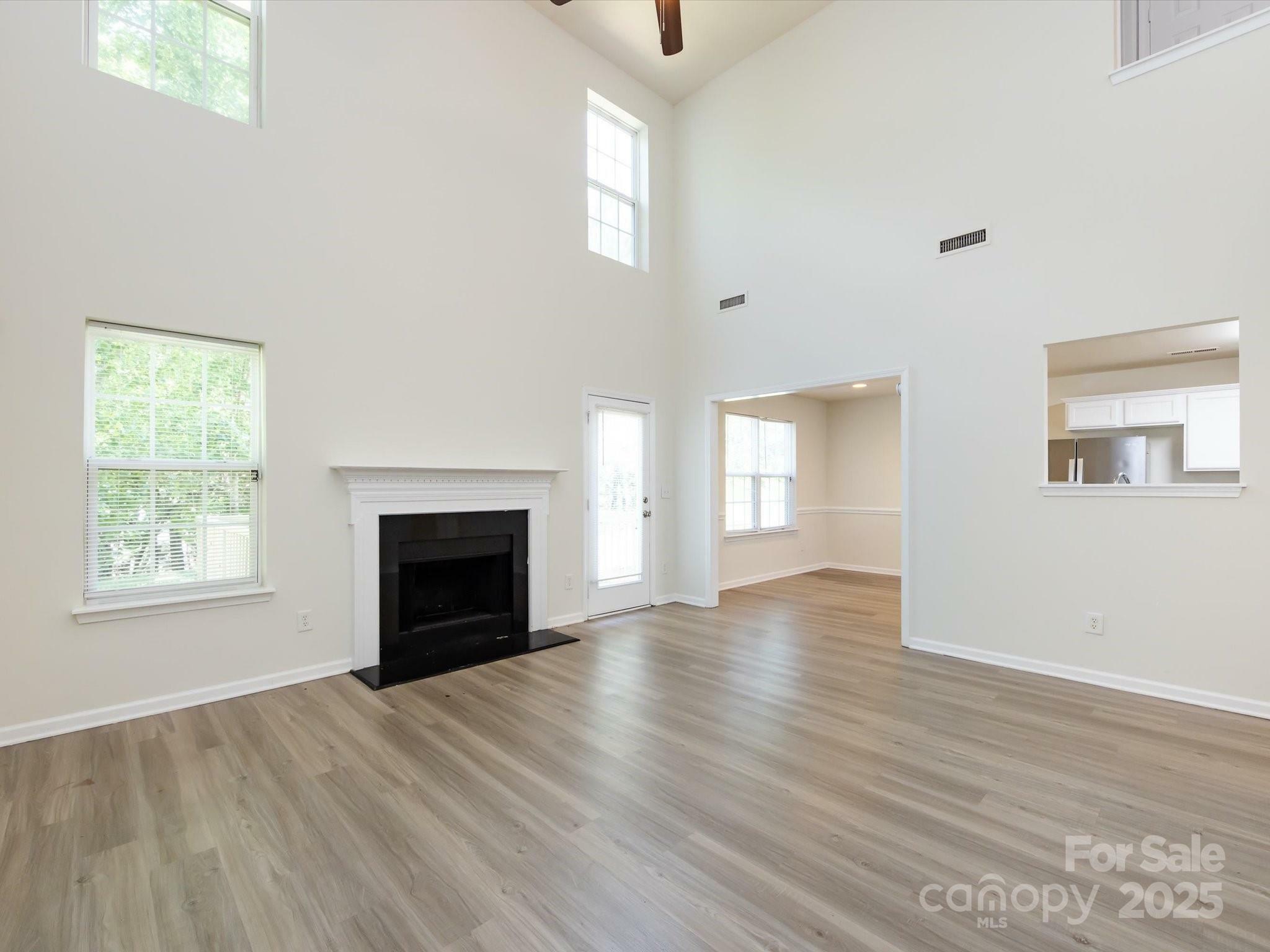 Property Photo: 521 Ellingsworth Lane NC 28214