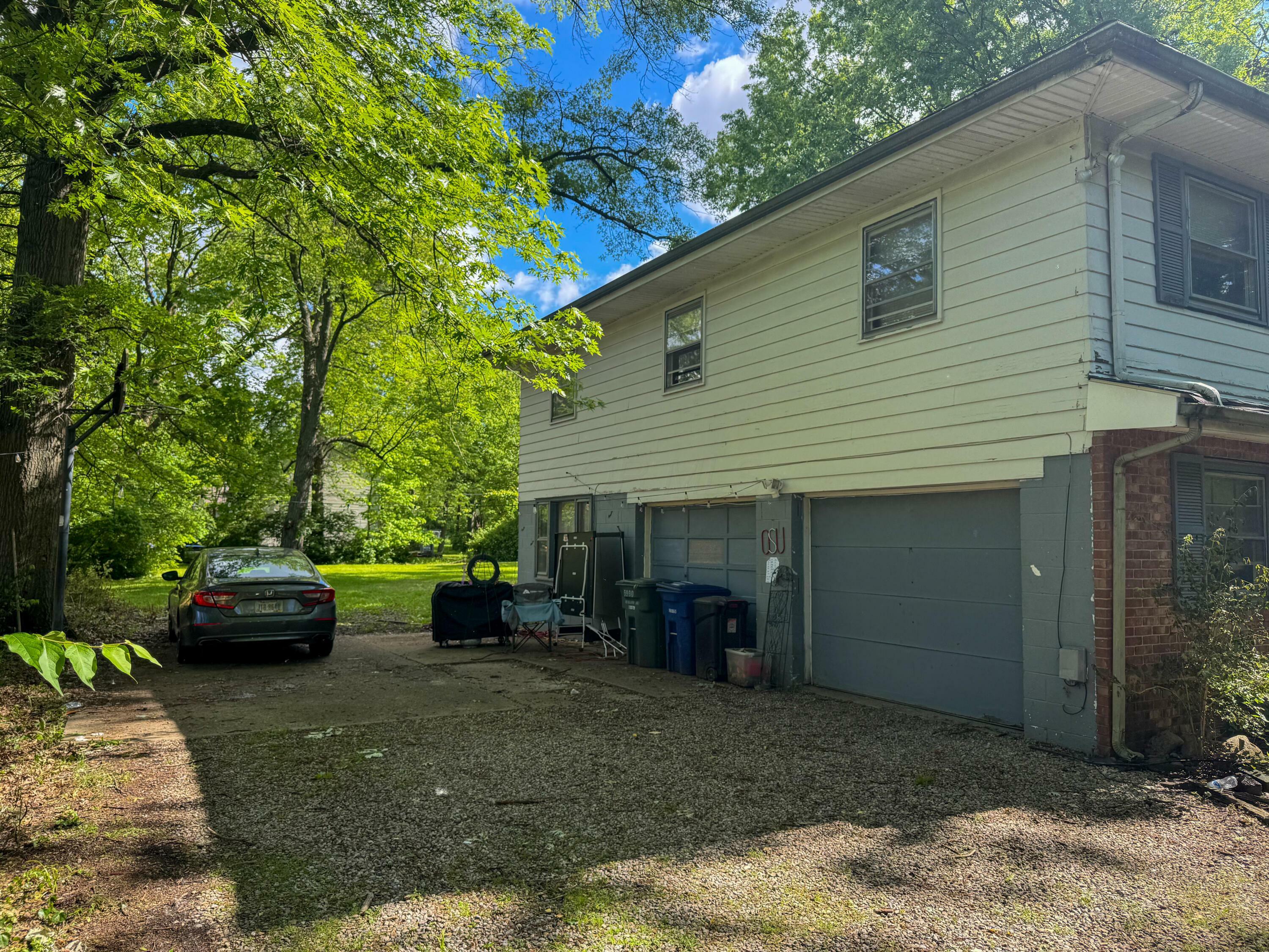 Property Photo: 5990 Roselawn Avenue Avenue OH 43232